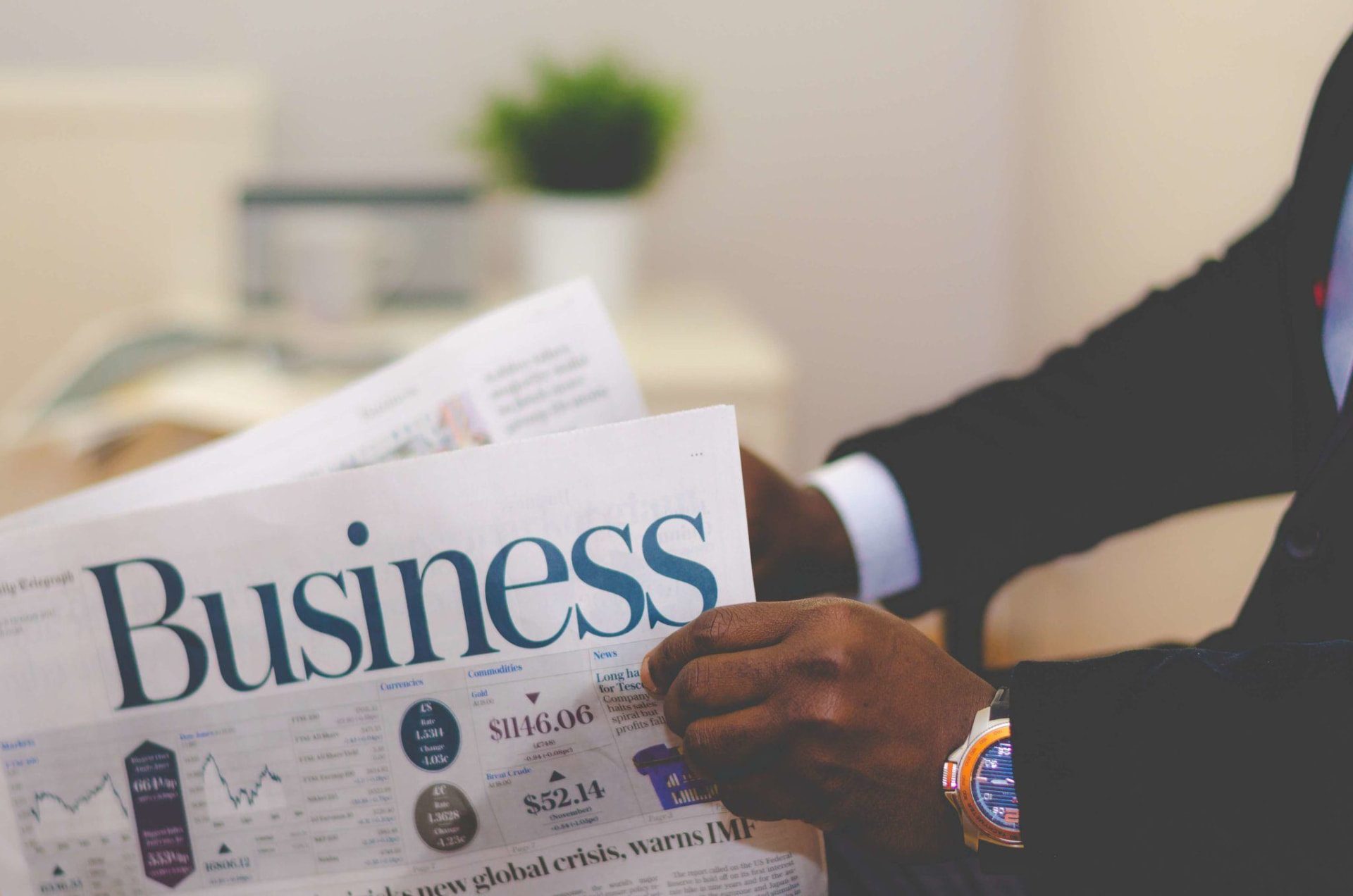 Dirigeant lisant la presse économique